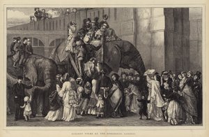 動物園の休日の人々（彫刻 作： English School