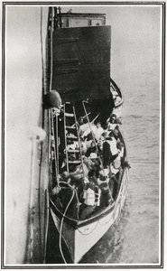 タイタニックの生存者はどのようにしてカーパシア号に拾われたのか、「The Sphere」1912年5月4日号より（リトグラフ）（450825の詳細 作： English School