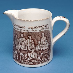 シェフィールド水曜日のチームで飾られた水差し、1896（セラミック）