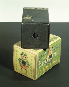 オリジナルボックス付きコダックブラウニーカメラ、1902年頃（木および段ボール）