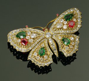 ビクトリア朝後期のマルチジェムセットの蝶のブローチ、1880年頃（貴石）