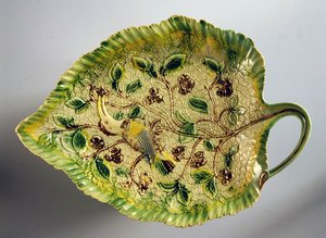 ツルとエキゾチックな鳥で飾られた葉の形の皿、1760-70（セラミック） 作： English School