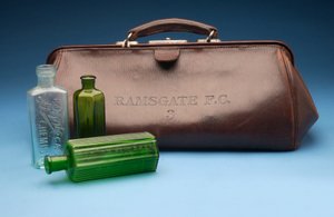 ラムズゲートFCの刻印が入ったグラッドストーンレザーバッグ 作： English School