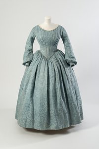 ライトブルーの花柄シルクドレス、ポインテッドボディ、ログフルスリーブ 作： English School