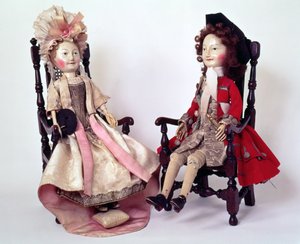 クラパム卿と女性、ウィリアムとメアリーの時代に作られた木製人形、17日後半、1680年代（2453も参照）