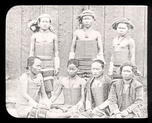 海の女性ダイアス部族、ボルネオc.1900を示すマジックランタンスライド 作： English School
