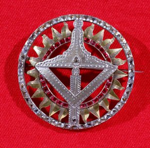 グランドロッジのメンバーが着用したフリーメーソンのバッジまたは宝石、1735年（赤い石と輝きのある銀と銀の金箔） 作： English School