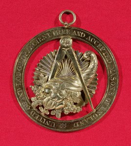 18世紀以降のGrand Stewards Lodgeのメンバーが19世紀半ばに着用したフリーメーソンのバッジまたは宝石（銀の金と金） 作： English School
