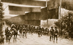 露出した道路のマットスクリーン：ゴリツィアに進出するイタリア人が採用した装置、1914〜19年 作： English School