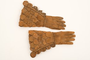 メンズアーマードグローブ、c.1600-50（ヘビーバフレザー） 作： English School