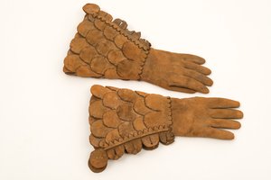 メンズレザーアーマードグローブ、c.1600-50（ヘビーバフレザー） 作： English School