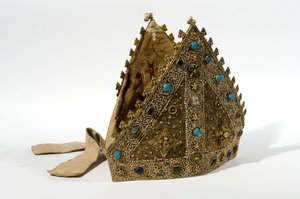 ウィリアムオブワイカムに属する留め継ぎ、14世紀後半または15世紀初頭（金、真珠、シルバーゴールド、模造ターコイズの布） 作： English School