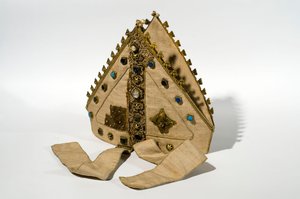 ウィリアムオブワイカムに属するマイター、14世紀後半または15世紀初頭、背面のビュー（金、真珠、シルバーゴールド、模造ターコイズの布）