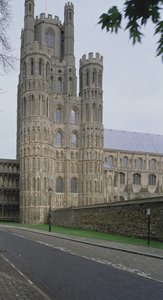 南から、1322年に建てられたオクタゴンタワー