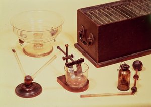ハンフリーデービー卿（1778〜1829年）が19世紀初頭の電気化学実験で使用したオリジナルの機器 作： English School
