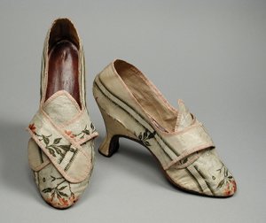 女性用ペアシューズ、1780年頃（錦糸のシルクタフタ、革、リネン 作： English School