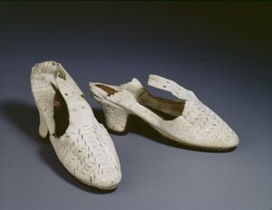 白い靴のペア、1590年代頃（スエード） 作： English School