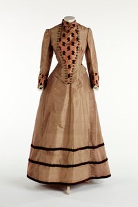 淡い梅のドレス、1885年頃（絹） 作： English School