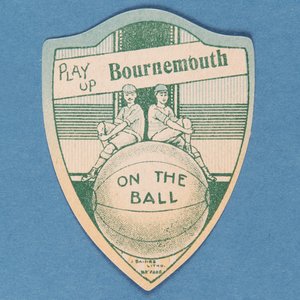 プレイアップボーンマス、ベインズカードの形をした盾と2人のフットボール選手（1888-89年）
