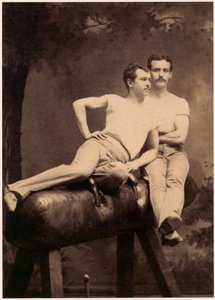 鞍馬の上でポーズをとる2人の体操選手の肖像 1899年頃（モノクロ写真） 作： English School