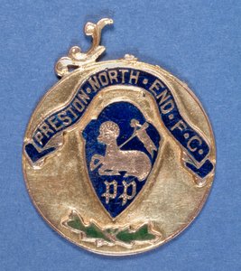 プレストンノースエンドフットボールクラブメダル、1897-98（金属）（315001も参照） 作： English School