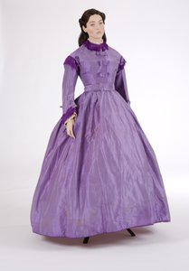 パープルデイドレス、1860年代（縞模様のシルクタフタ） 作： English School