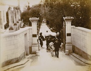 ヴィクトリア女王（1819-1901）南フランスのヴィラリゼルブの門 作： English School
