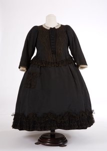 ビクトリア女王のドレス、1890年代（シルク＆ネット） 作： English School