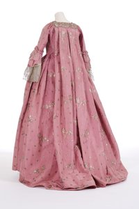 サックバックドレスの背面図、1750年代（シルク＆シルバーのメタルスレッド）