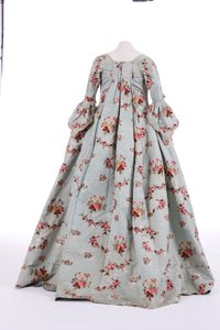 袋のバックドレスの背面図、1760年代（錦織シルク）