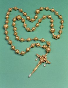 スコットランドのメアリー女王に属するロザリオ、1587（金と真珠）（279121も参照） 作： English School