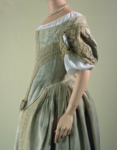 シルバーティッシュドレス、1660年代（シルク、レース、シルバーメタルスレッド） 作： English School
