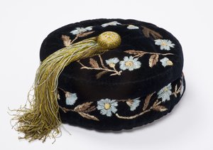 スモーキングキャップ、1880年頃（刺繍入りベルベット、裏地はマシンキルトのシルク 作： English School
