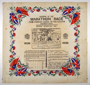ウィンザー城からスタジアムまでのマラソンレースのお土産、シェパーズブッシュ、1908年 作： English School