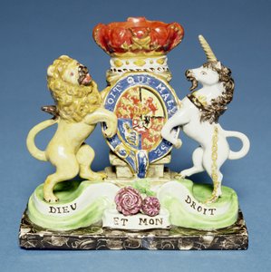 黒大理石の台座に王家の紋章の形をしたこぼれ話用の花瓶、ウォルトン 作： English School