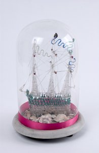 ガラスのドームの下にあるスパングラスの船、c.1820（ガラス） 作： English School