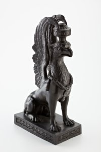グリフィンの形のスタッフォードシャーウェッジウッド玄武岩ろうそく足、c.1771-80（玄武岩） 作： English School