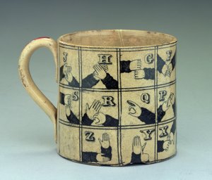 手話でアルファベットを描いたスタッフォードシャーのマグカップ、1820年頃（陶器） 作： English School