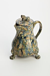 スタッフォードシャーソリッド瑪瑙陶器の水差し、1760〜70年頃（鉛釉陶器）