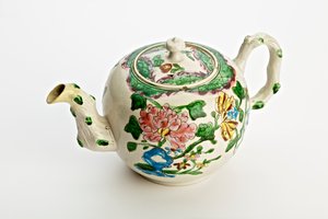 菊で飾られたスタッフォードシャーティーポット、1760年（塩釉陶器） 作： English School