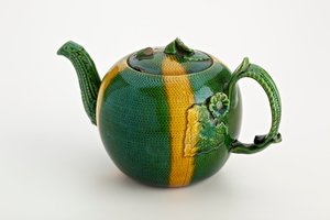 スタッフォードシャーティーポット、クラブストックハンドルおよび注ぎ口付き、1750年（鉛釉陶器）