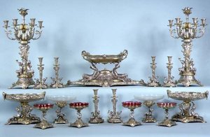 レオナルド・モレル＝ラデゥイユがデザインしたと思われるテーブルガーニチュール（バーミンガム、エルキントン商会作 作： English School