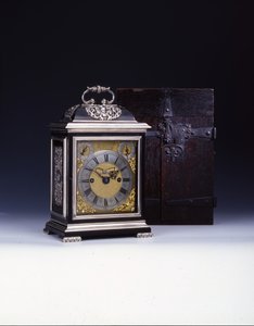 バーナード・トンピオン、トンピオン・アンド・バンガー、ロンドン、No。460、印象的なブラケット時計、c.1708（エボニー＆シルバー）（745882-88も参照） 作： English School