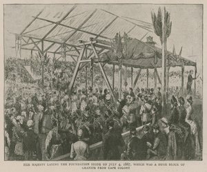 インペリアルインスティテュート：1887年7月4日に女王陛下が基礎石を敷設しました。これはケープコロニーからの花崗岩の巨大なブロックでした。 作： English School