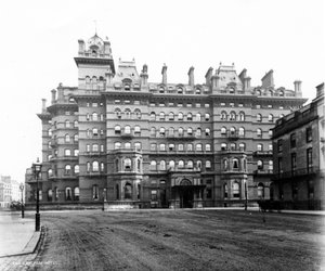ザランガムホテル、ポートランドプレイス、1896（写真） 作： English School