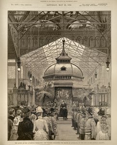 1886年5月22日、イラストレイテッドロンドンニュースより、リバプール展の女王：セントラルギャラリーの大祭壇でリバプールの市長に騎士を務めた陛下 作： English School