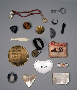 ファウンドリング病院を離れる際に母親が子供に与えるトークン 作： English School