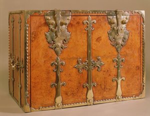 金銅製マウント付き旅行用セクレタリー、1700年頃（ウォールナット材 作： English School