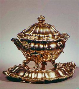Tureen、メロンの形、ザクロのフィニアル、適用されたガドローンのボーダーと葉状のハンドル、ガラーズ、ロンドン、1847年（シルバー） 作： English School