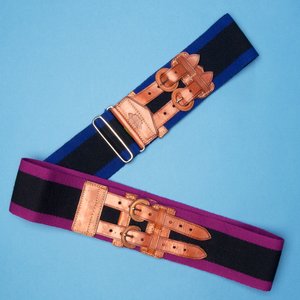 20世紀初頭に明るい色でストライプされた2つの幅広のフットボールベルト（布と革） 作： English School